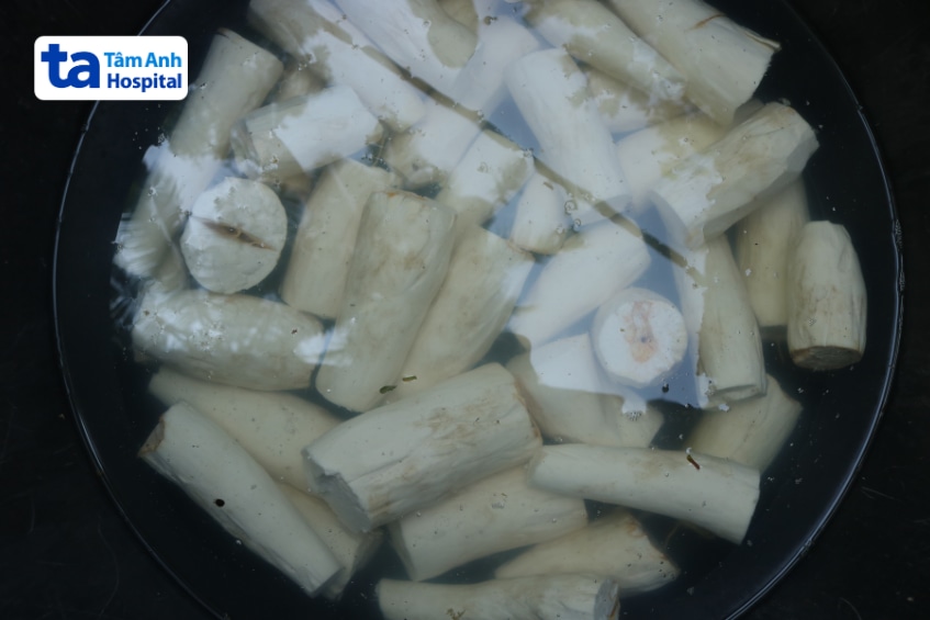 Khoai mì được ngâm nước để sơ chế trước khi nấu chín.