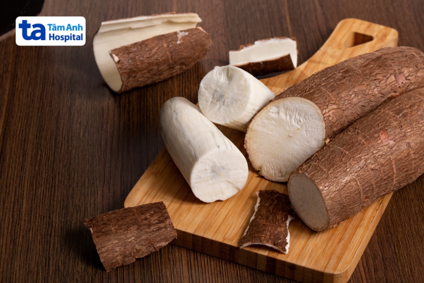 Khoai mì tươi là thực phẩm giàu tinh bột cần kiểm soát khẩu phần.