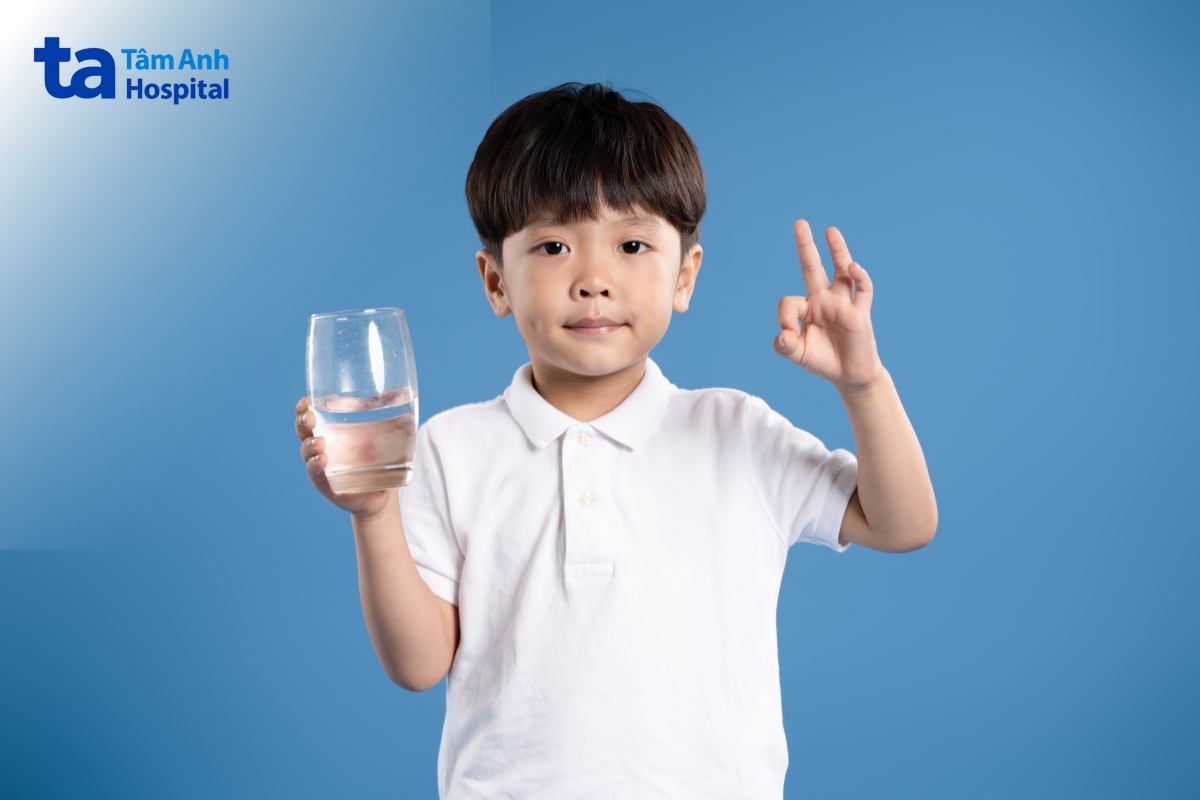 khuyến khích trẻ uống nhiều nước để tránh mất nước, rối loạn điện giải