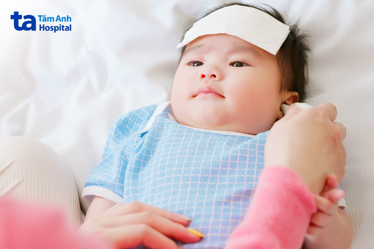 Bố mẹ cần kiểm tra thân nhiệt của trẻ thường xuyên khi bị sốt.