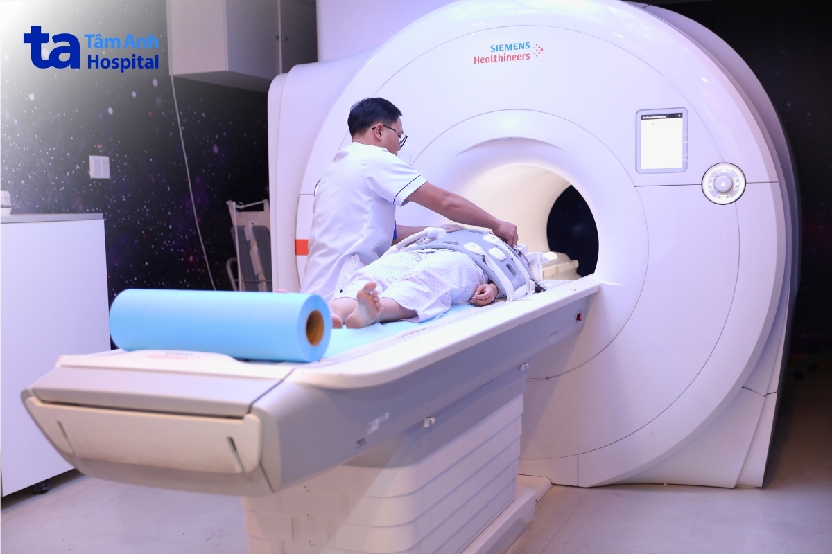 kỹ thuật viên đang lắp đặt cuốn phát