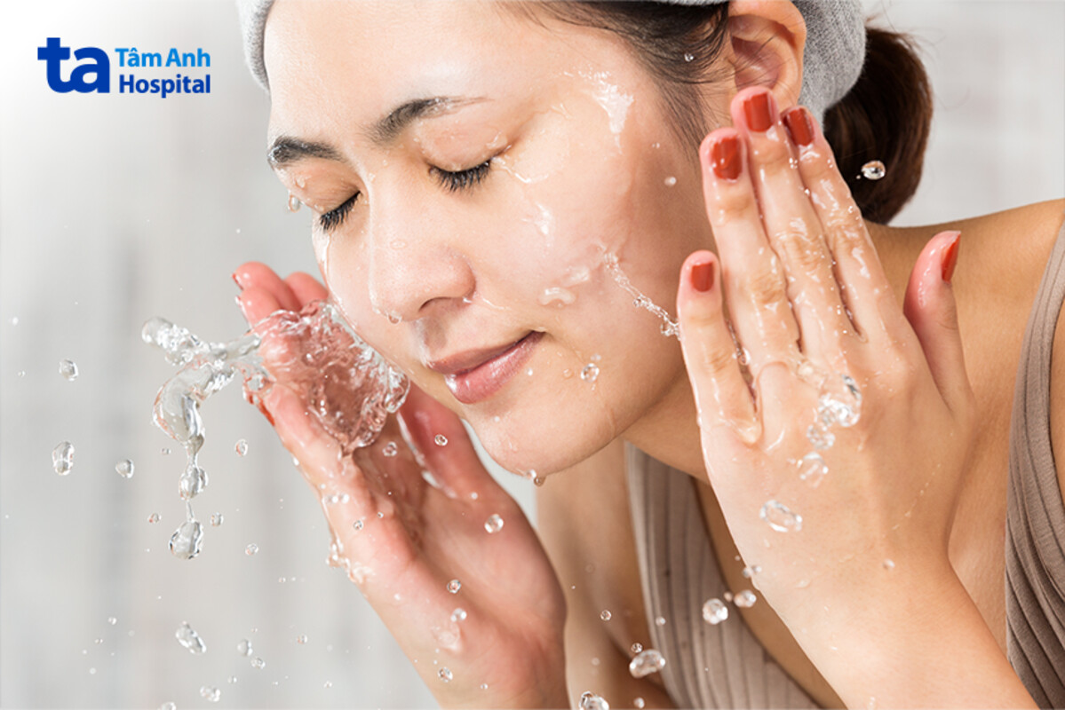 làm sạch da đều đặn mỗi ngày để hạn chế demodex bùng phát trên da