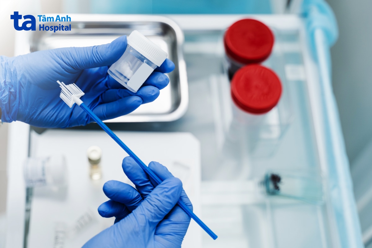 Lấy mẫu xét nghiệm Pap smear tầm soát tổn thương do HPV 39