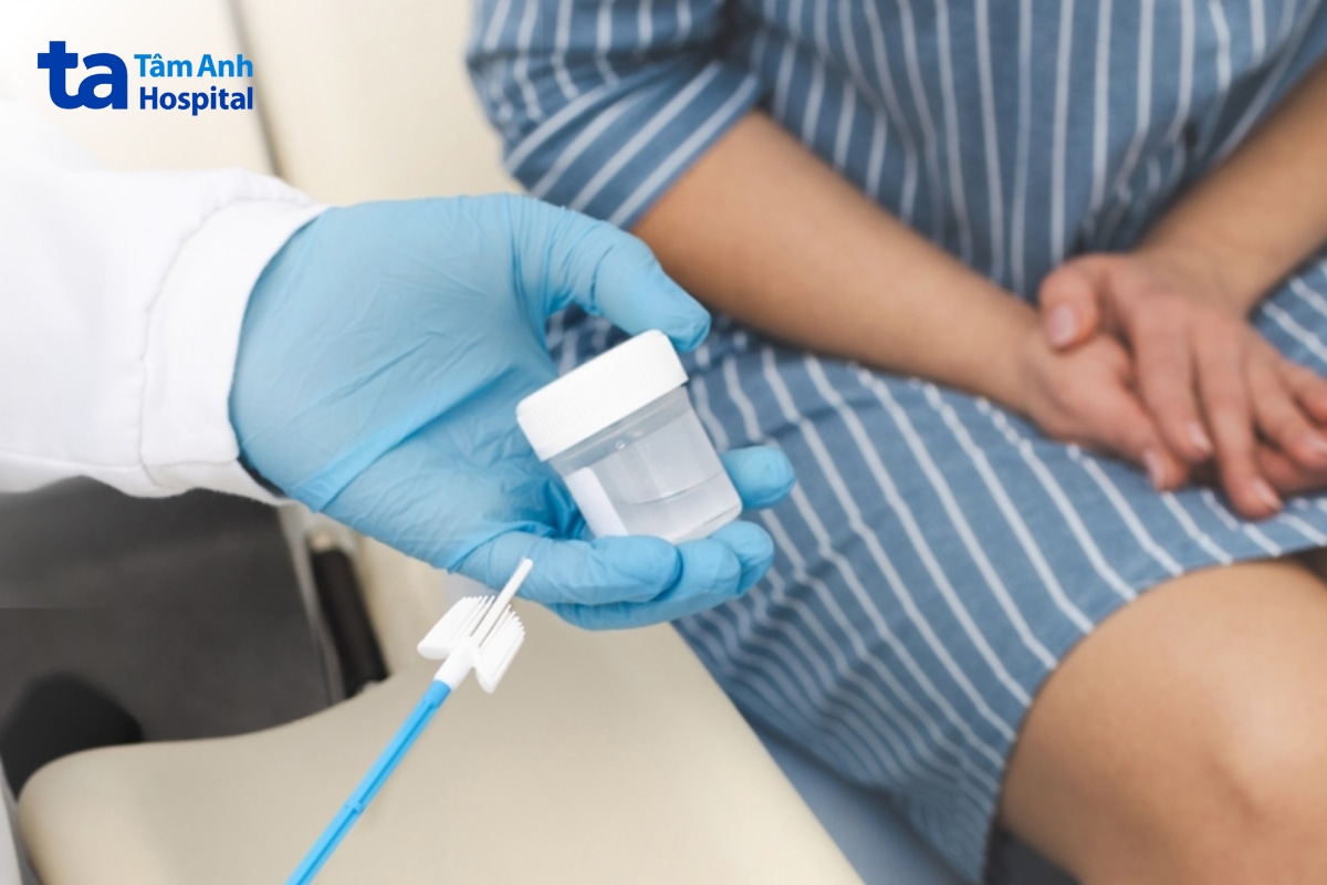 Nhân viên y tế chuẩn bị dụng cụ lấy mẫu xét nghiệm HPV