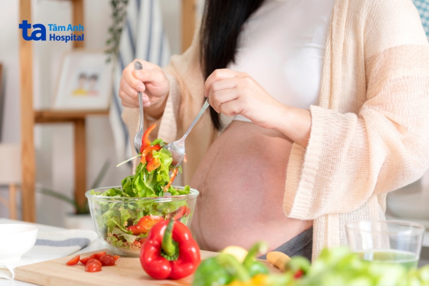 Mẹ bầu kết hợp rau củ thanh đạm để cân bằng dinh dưỡng khi ăn cay.