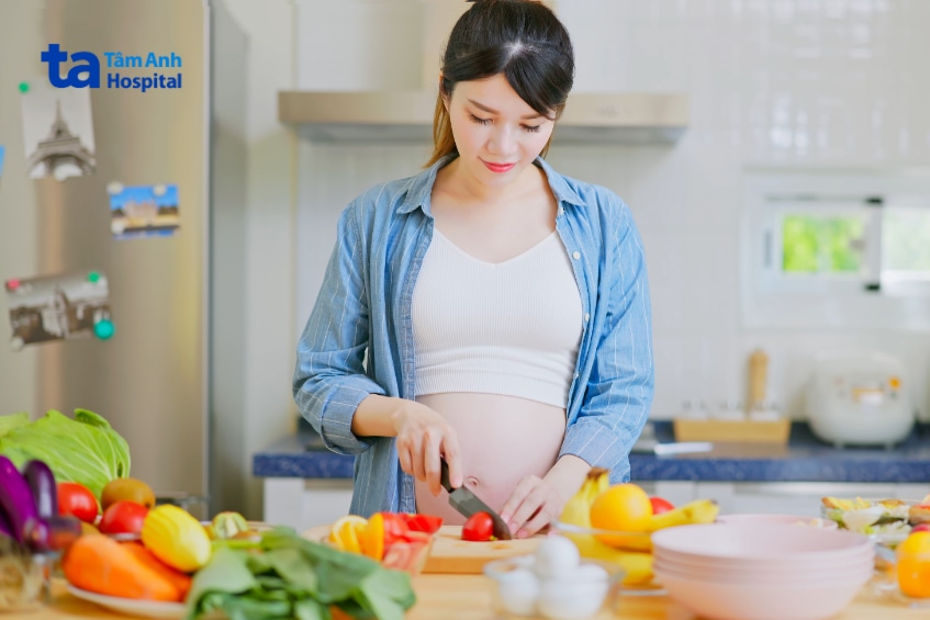 Mẹ bầu nên kết hợp đa dạng thực phẩm để cân đối các nhóm dưỡng chất.