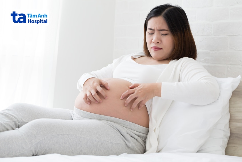Mẹ bầu có biểu hiện khó chịu, có thể liên quan đến dị ứng thực phẩm.