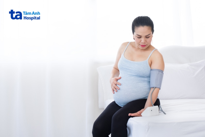 Mẹ bầu kiểm tra huyết áp để theo dõi sức khỏe thai kỳ.