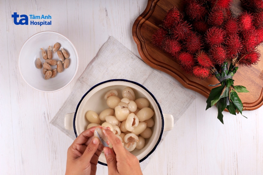 Mẹ bầu dùng tay tách vỏ chôm chôm để giữ phần thịt sạch