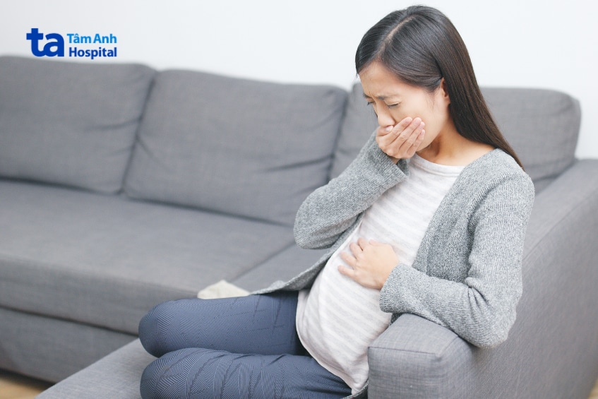 Mẹ bầu bị ốm nghén cần thận trọng với thực phẩm cay trong 3 tháng đầu.