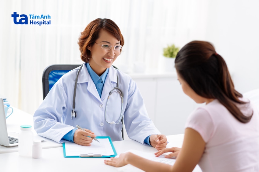 Mẹ bầu trao đổi với bác sĩ về chế độ ăn khoai môn phù hợp.