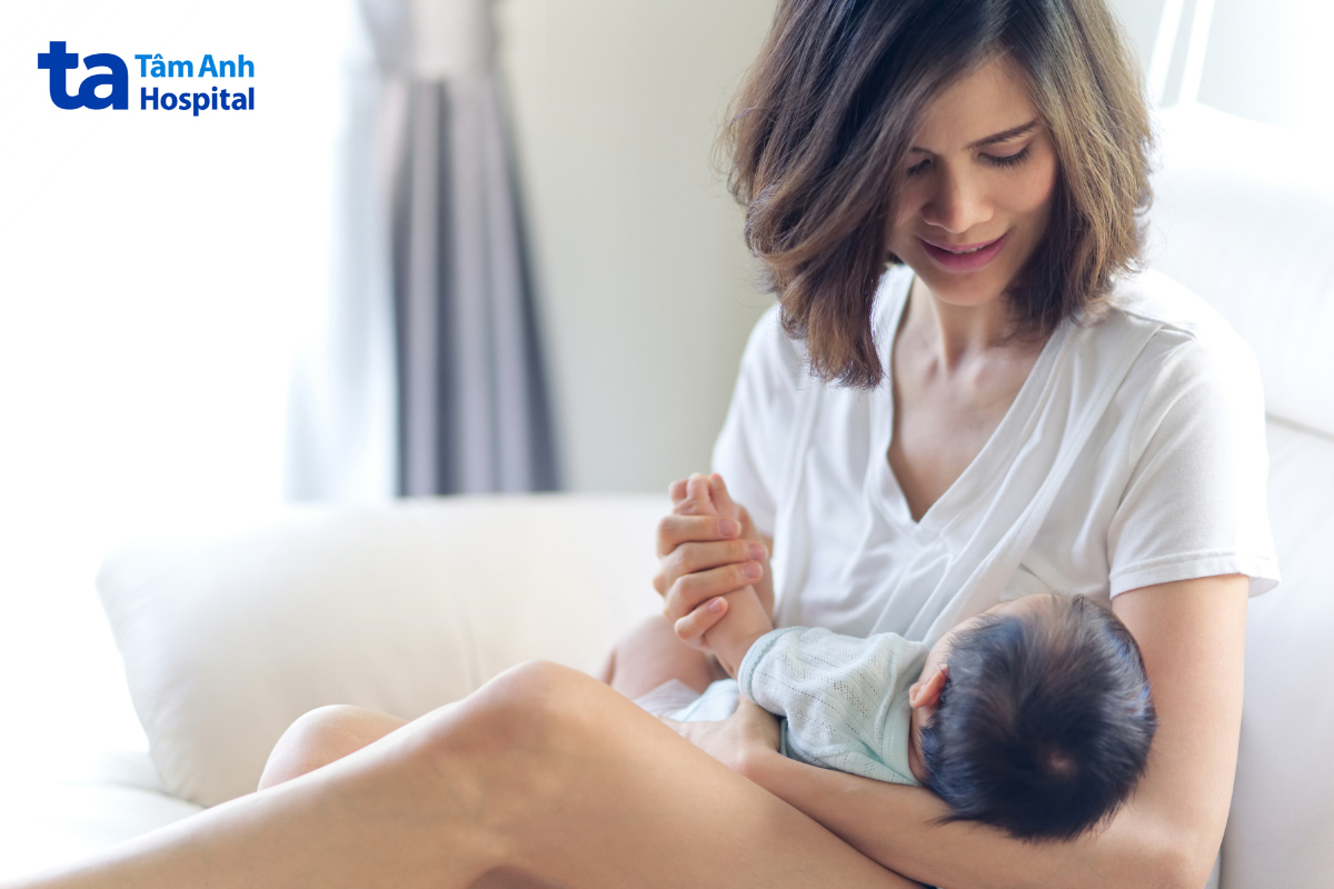Mẹ tăng cữ bú cho trẻ sơ sinh sau tiêm phòng