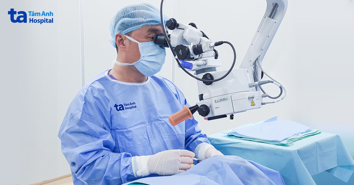 Mù một mắt do chậm điều trị chấn thương