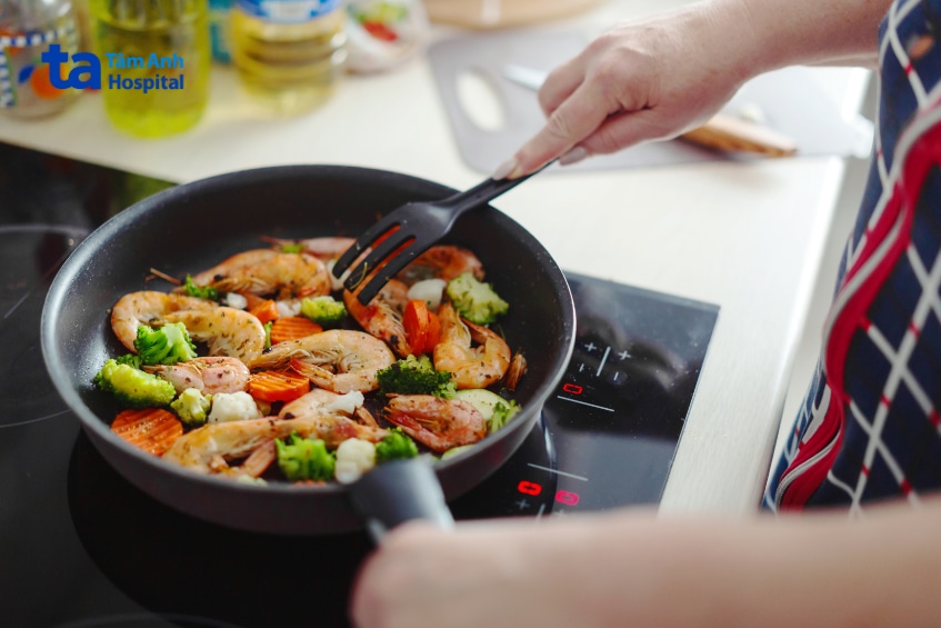 Tôm cần được nấu chín hoàn toàn trước khi mẹ bầu ăn