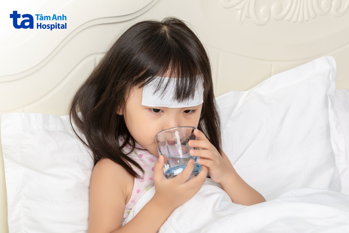 nên cho trẻ ăn những món trẻ thích và tập trung bù đủ nước cho trẻ