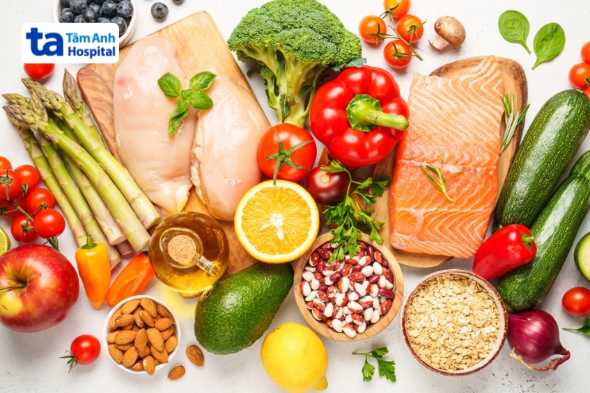 nên lựa chọn thực phẩm lành mạnh, bổ sung rau xanh và trái cây để phòng ngừa tăng đường huyết