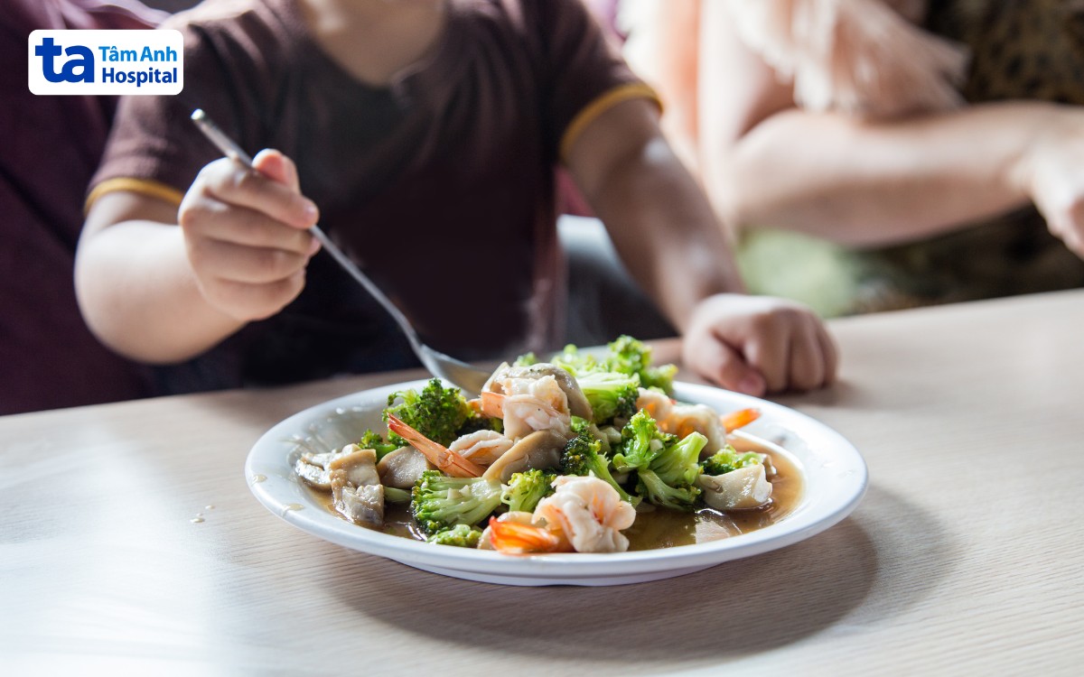 người bị tiêu chảy ăn tôm được không