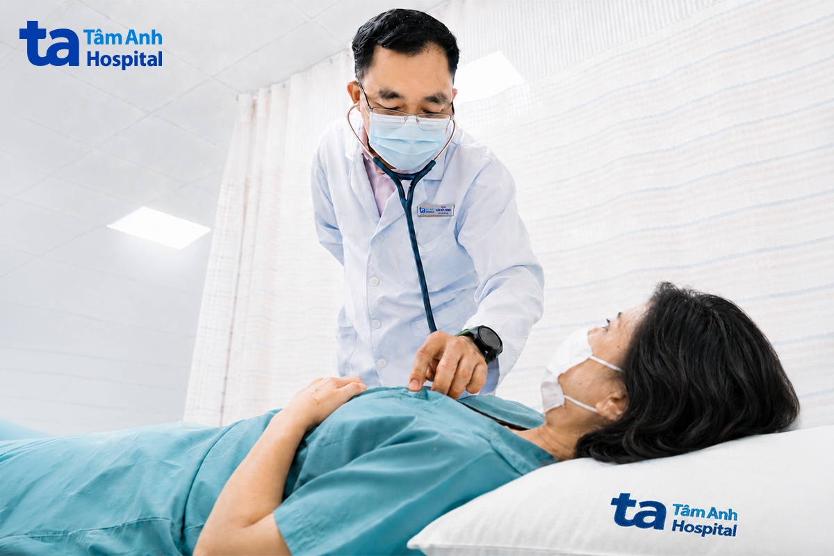 Bác sĩ Cường khám cho chị Sương sau khi nhịp tim được kiểm soát ổn định.