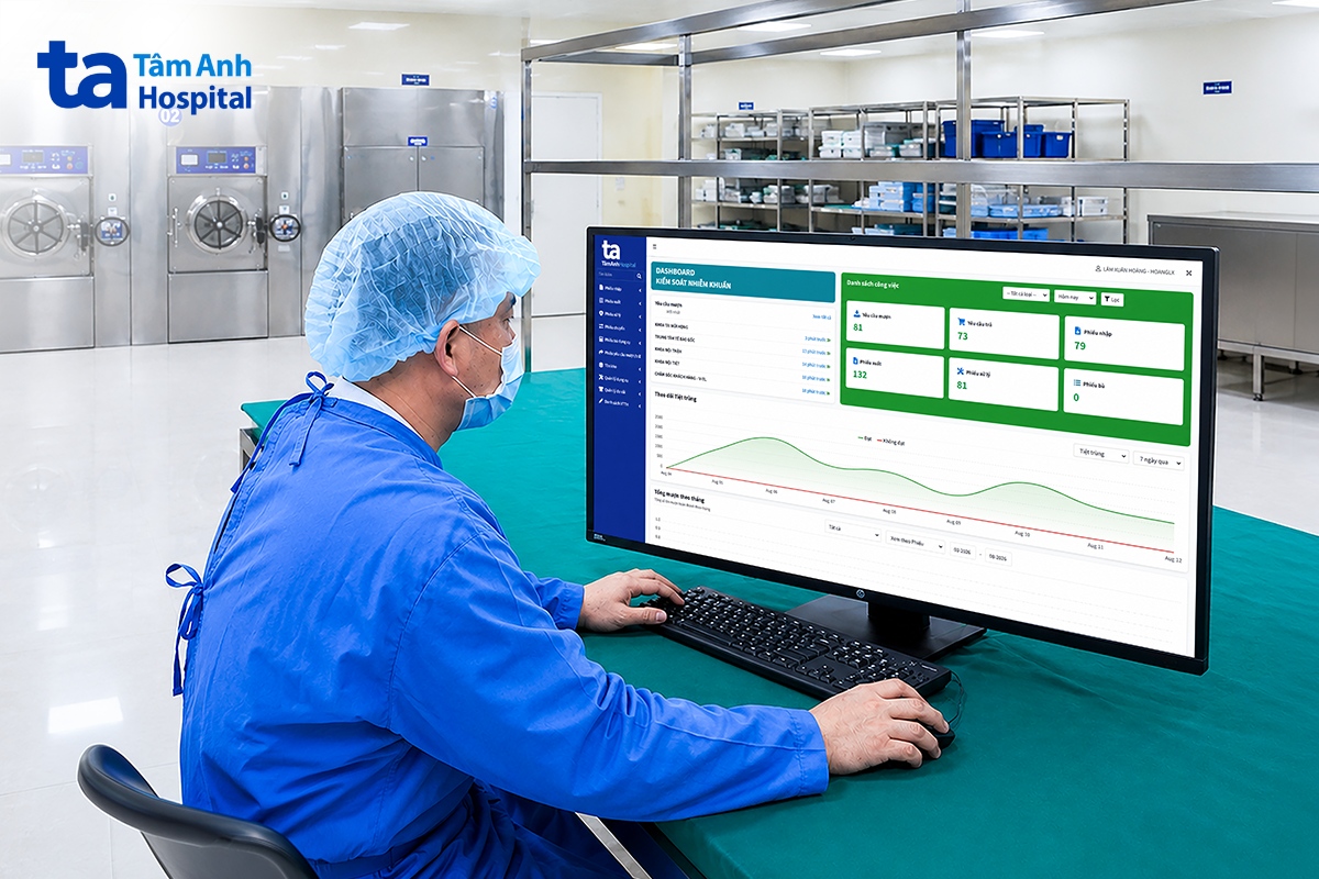 Nhân viên Đơn vị Tiệt khuẩn trung tâm (CSSD) thực hiện thao tác duyệt phiếu mượn