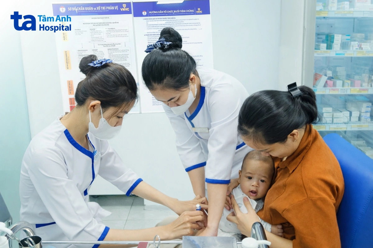 nhân viên y tế tiêm cho bé trai