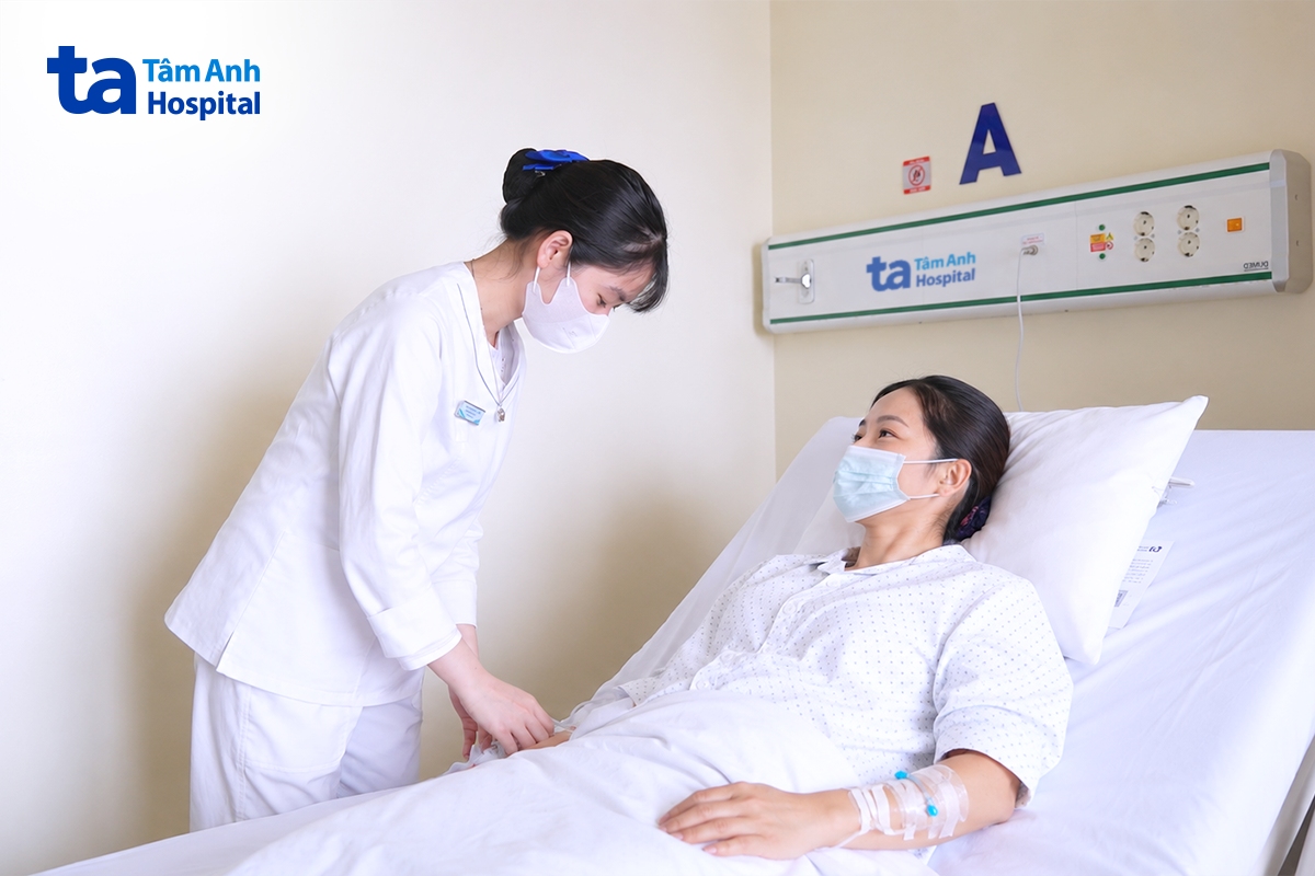 nữ điều dưỡng đang kiểm tra huyết áp của người bệnh