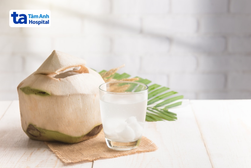 Nước dừa giúp bổ sung nước và điện giải, hỗ trợ người sau viêm tụy.