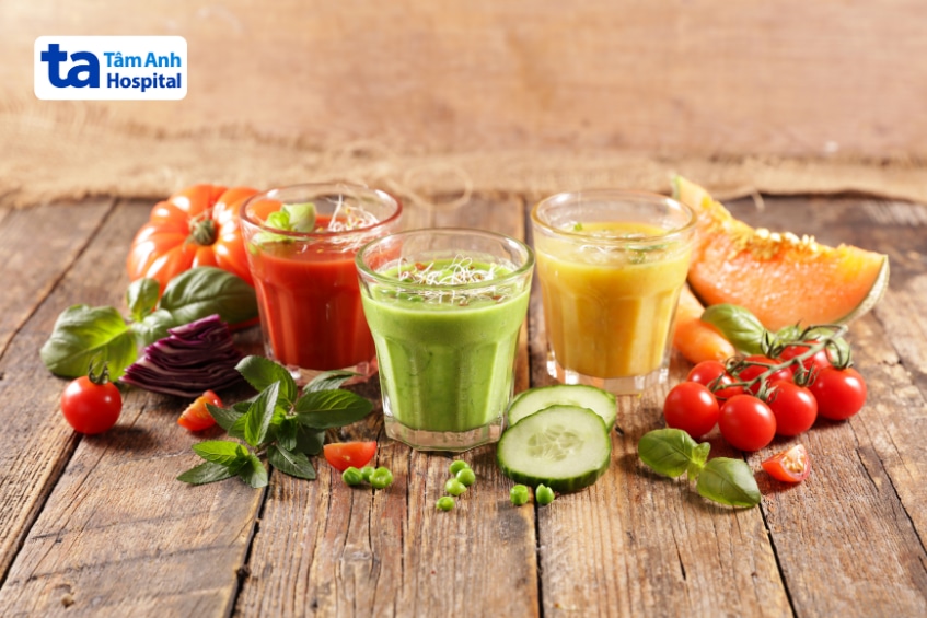 Nước ép rau củ cung cấp vitamin và khoáng chất hỗ trợ sức khỏe tuyến tụy.