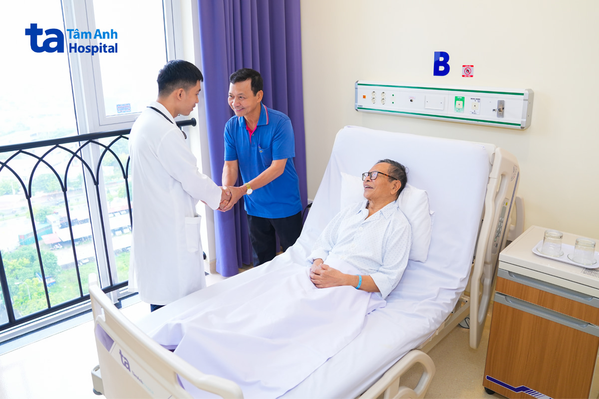 Ông Ngọ và người nhà gửi lời cảm ơn tới đội ngũ y bác sĩ Bệnh viện Đa khoa Tâm Anh Hà Nội đã tận tình khám chữa bệnh