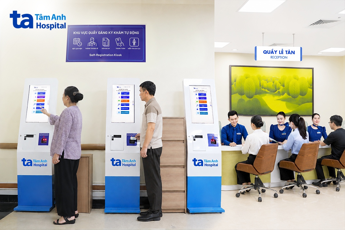 Ông Việt thực hiện đăng ký khám trên ki-ốt y tế thông minh