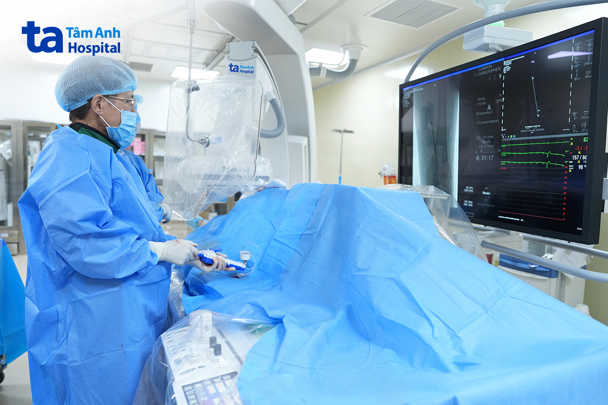 PGS.TS.BS Vũ Hữu Vĩnh cùng êkíp can thiệp nội mạch đặt stent tái thông động mạch đùi cho người bệnh