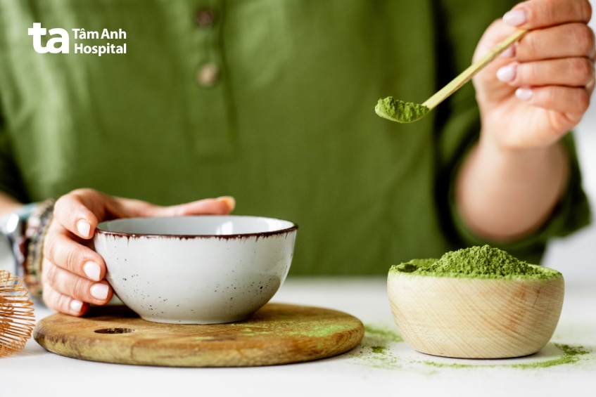 Sử dụng lượng bột matcha hợp lý khi pha đồ uống trong thai kỳ.