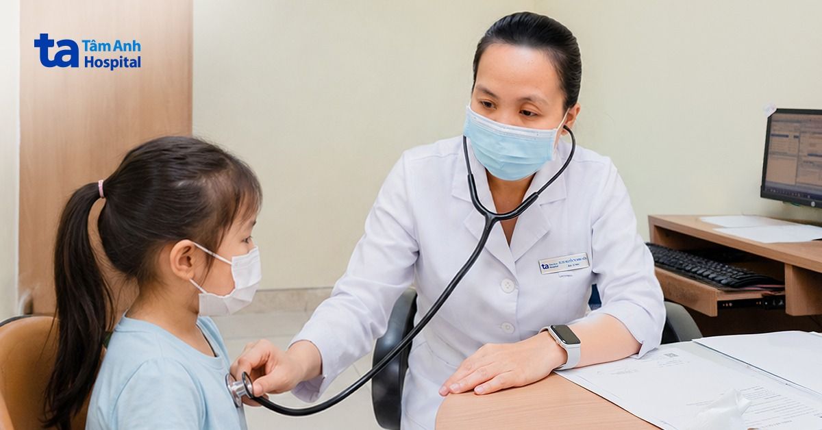 Phát hiện vẹo cột sống và hở van tim khi khám sức khỏe
