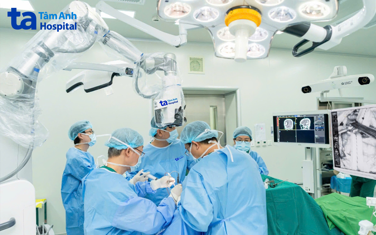 phẫu thuật lấy máu tụ dưới hỗ trợ robot