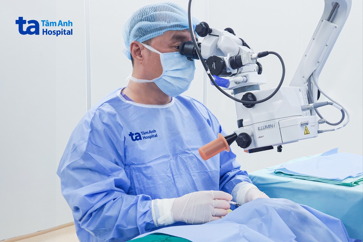phó giáo sư nam phẫu thuật lấy thủy tinh thể bị hỏng cho ông đoàn