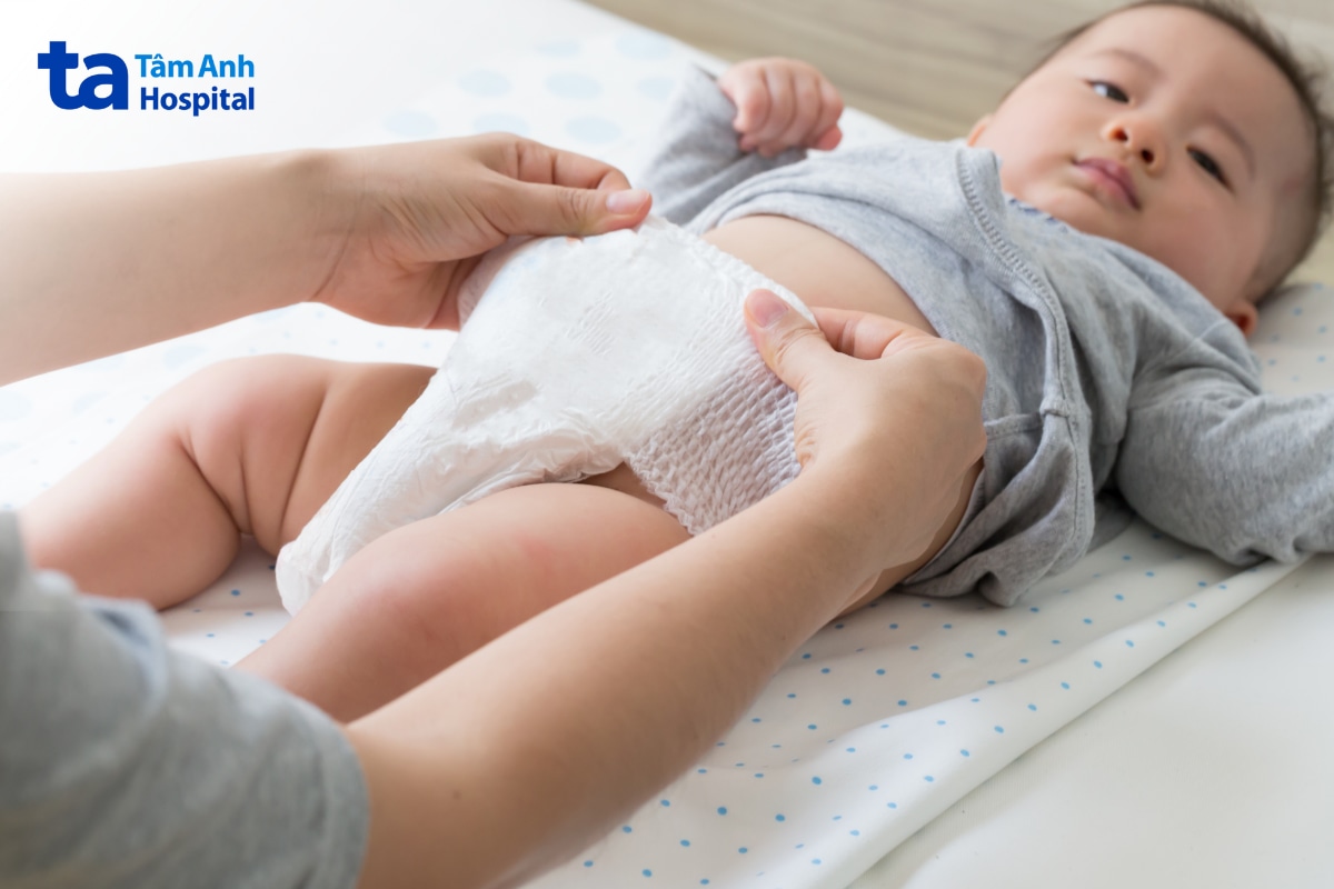 đóng bỉm cho trẻ khi đang bị sốt