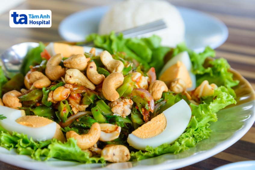 Salad hạt điều trộn rau củ phù hợp cho người bệnh tiểu đường.
