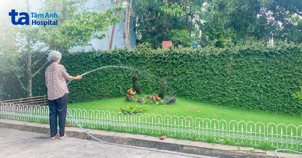 Sỏi san hô phủ kín thận cụ bà 75 tuổi