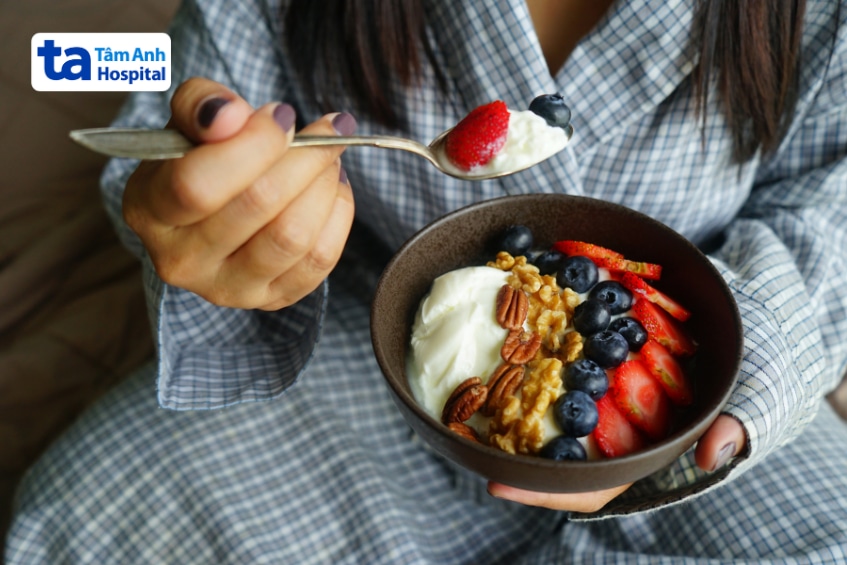 Sữa chua kết hợp trái cây và các loại hạt có lợi cho sức khỏe.