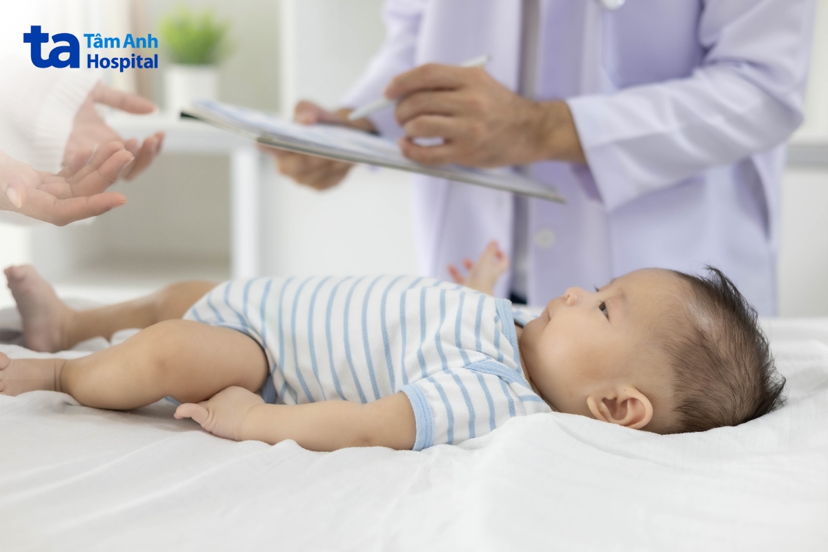tái khám định kỳ cho bé
