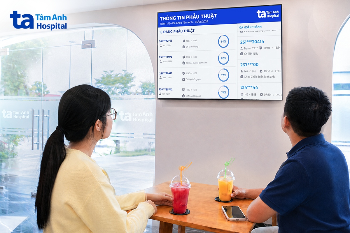 Tại Tâm Anh Coffee House - khu vực dành cho người nhà bệnh nhân nghỉ ngơi có màn hình TV cập nhật tự động mã định danh (PID)