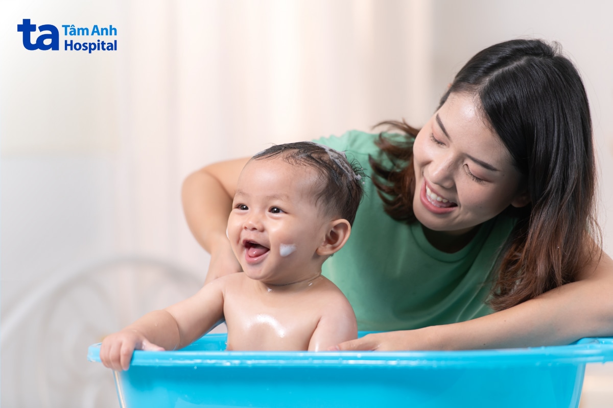 Tắm đúng cách giúp trẻ phát ban sau sốt sạch sẽ và thoải mái.