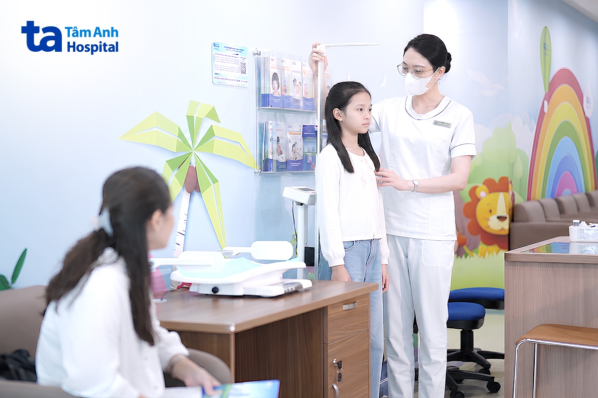 Trẻ được thăm khám và đánh giá tăng trưởng tại Bệnh viện Đa khoa Tâm Anh