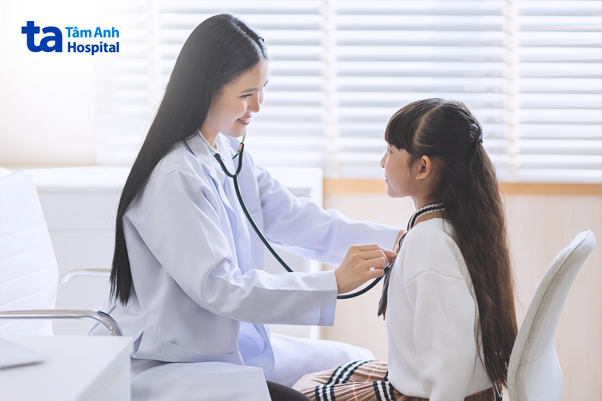 Trẻ được bác sĩ thăm khám khi có dấu hiệu dậy thì sớm.