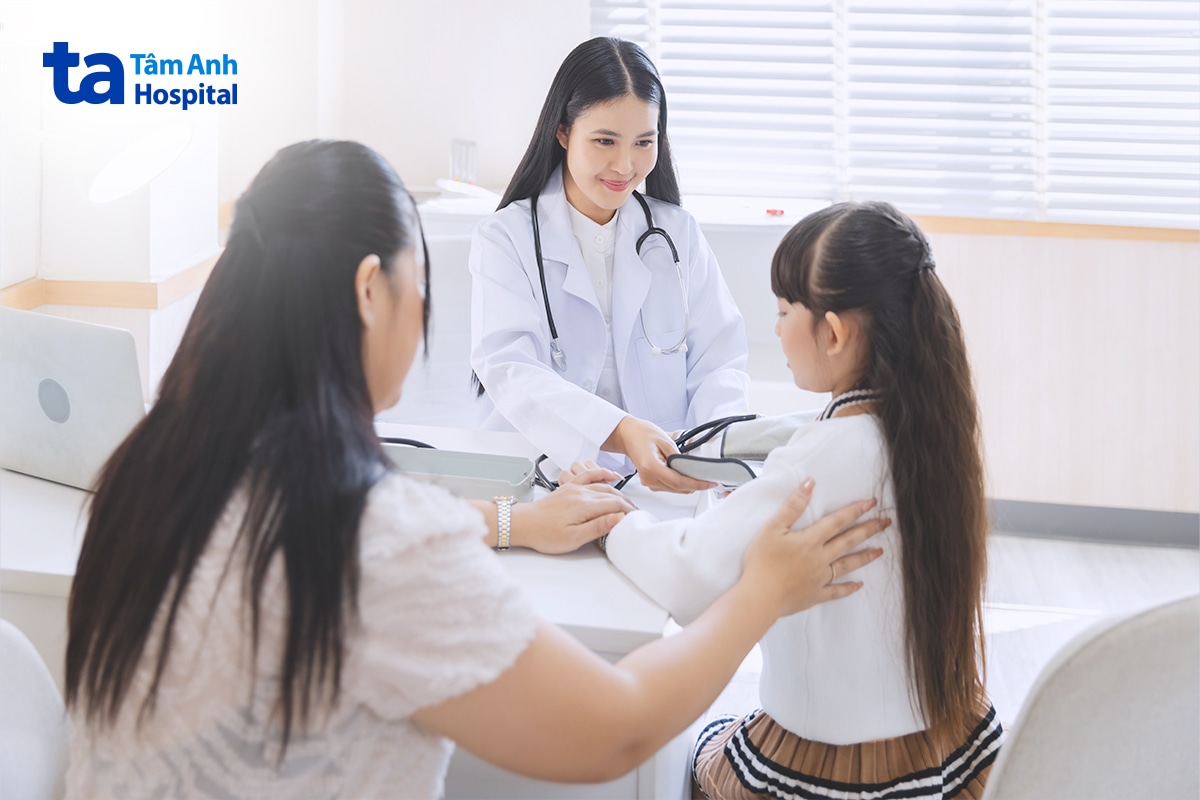 Trẻ được thăm khám và đánh giá khi nghi ngờ dậy thì sớm.