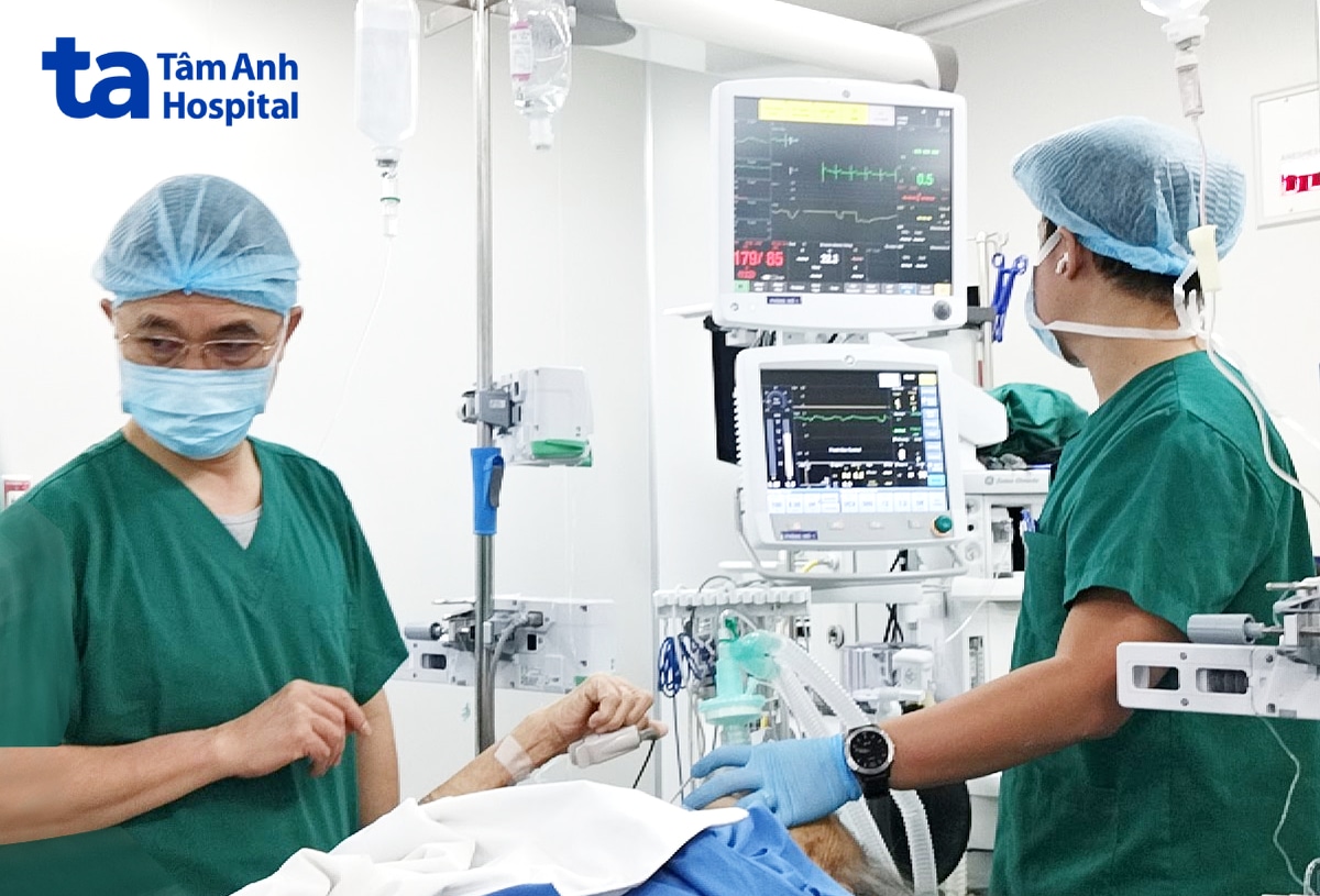 Bác sĩ theo dõi sinh hiệu người bệnh trong quá trình gây mê.