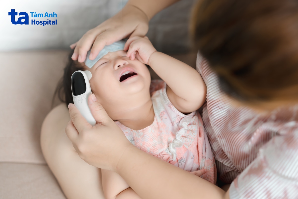 Bố mẹ theo dõi thân nhiệt và triệu chứng của trẻ khi bị sốt.