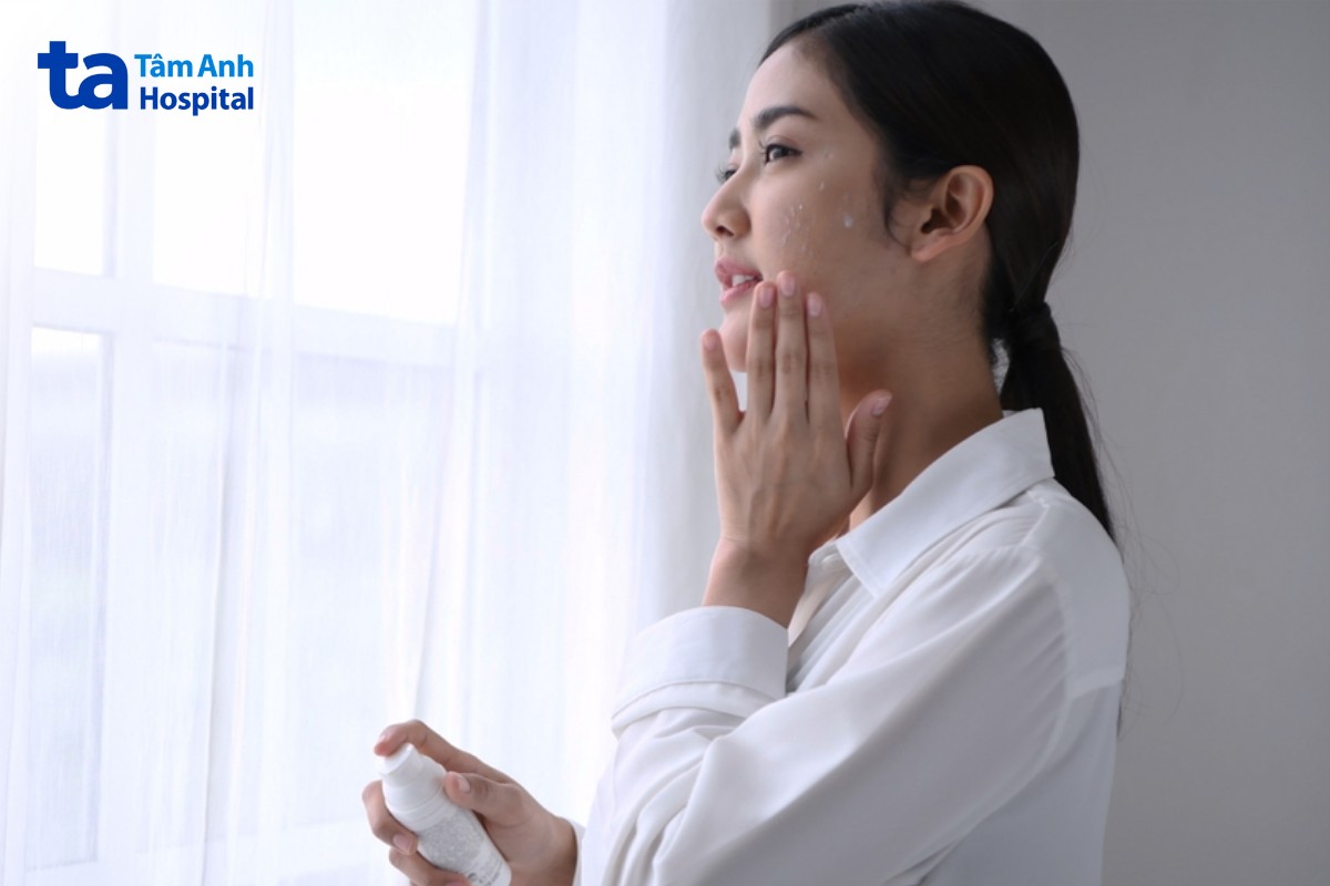 thoa kem chống nắng sau điều trị
