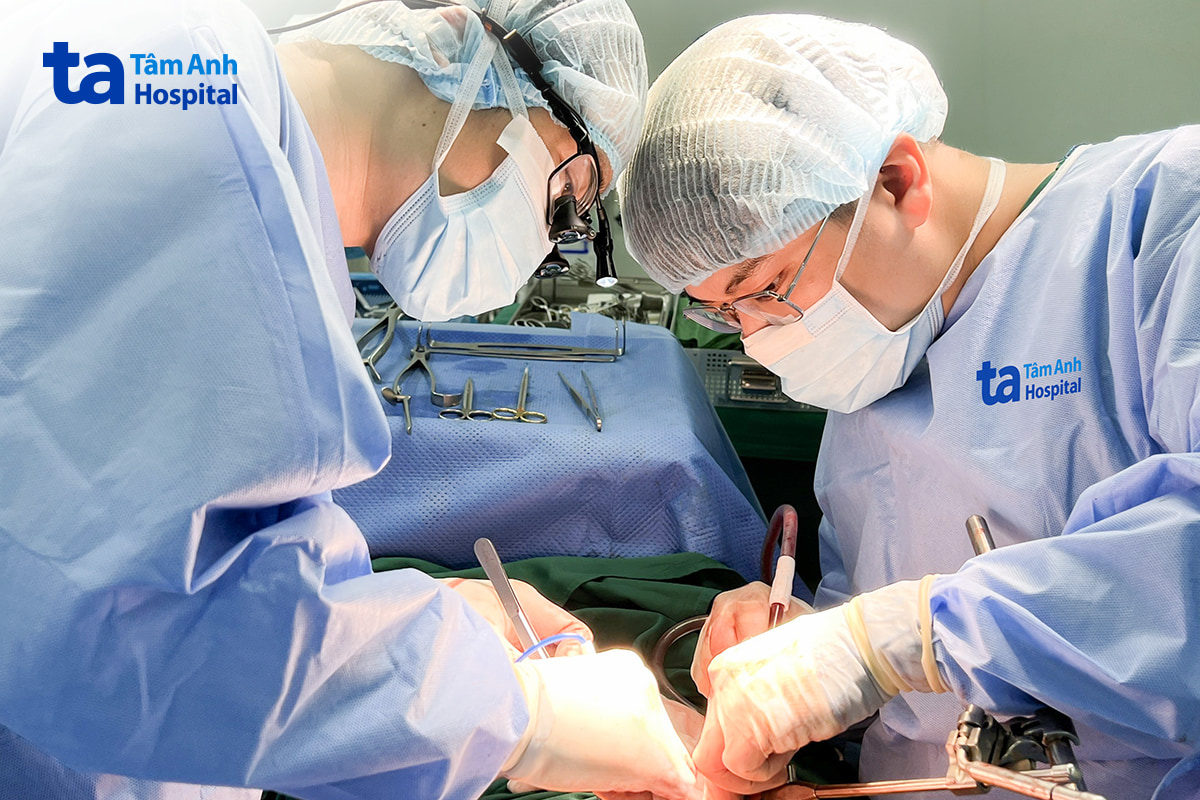 ThS.BS.CKI Lê Chí Hiếu (phải) cùng ê kíp phẫu thuật nẹp vít xương sườn cho bệnh nhân