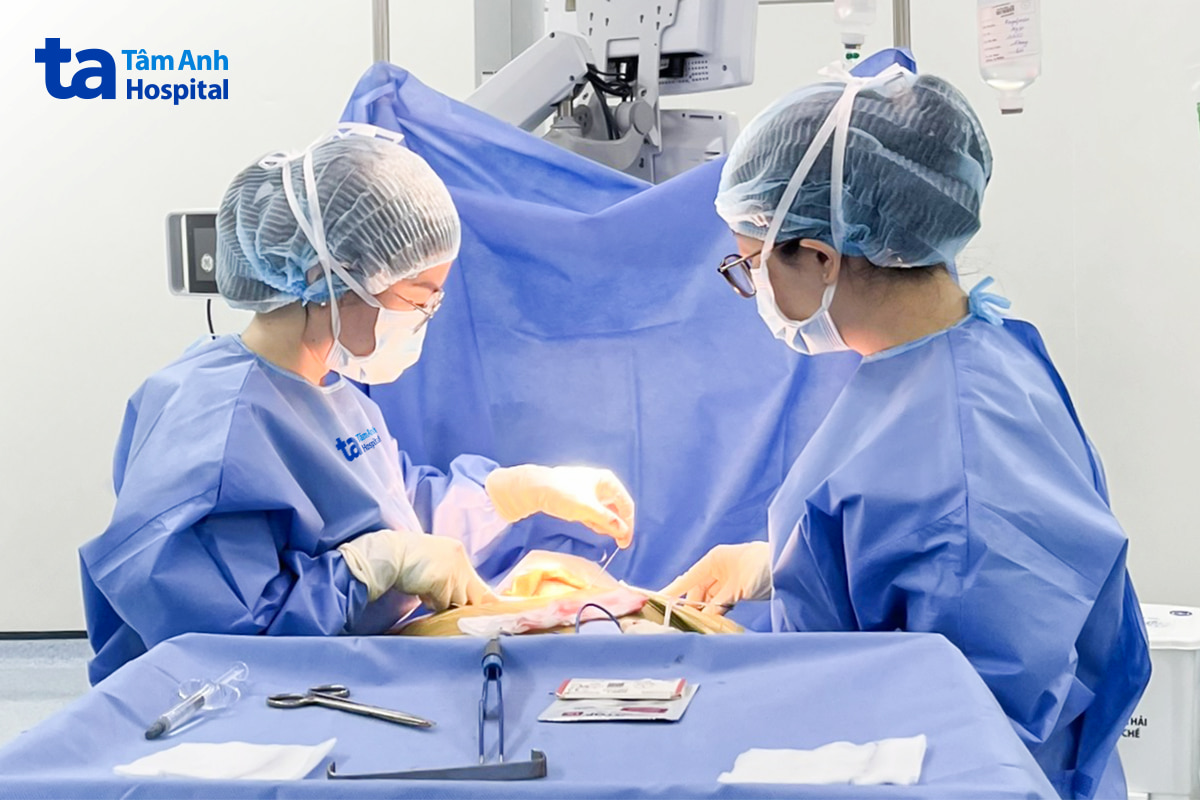 ThS.BS.CKI Phan Vũ Hồng Hải (trái) cùng ê kíp phẫu thuật cắt tuyến giáp cho bệnh nhân