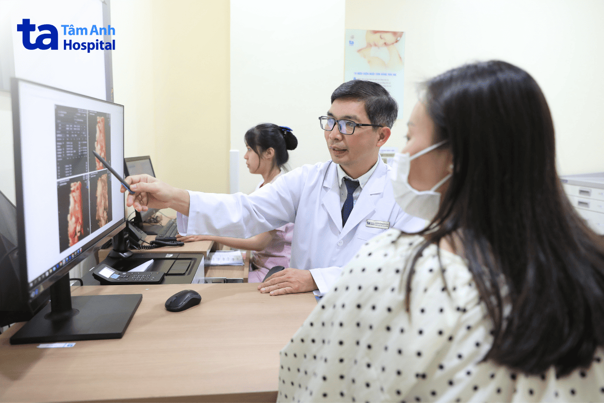 ths.bs.ckii lê thanh hùng đang tư vấn cho thai phụ